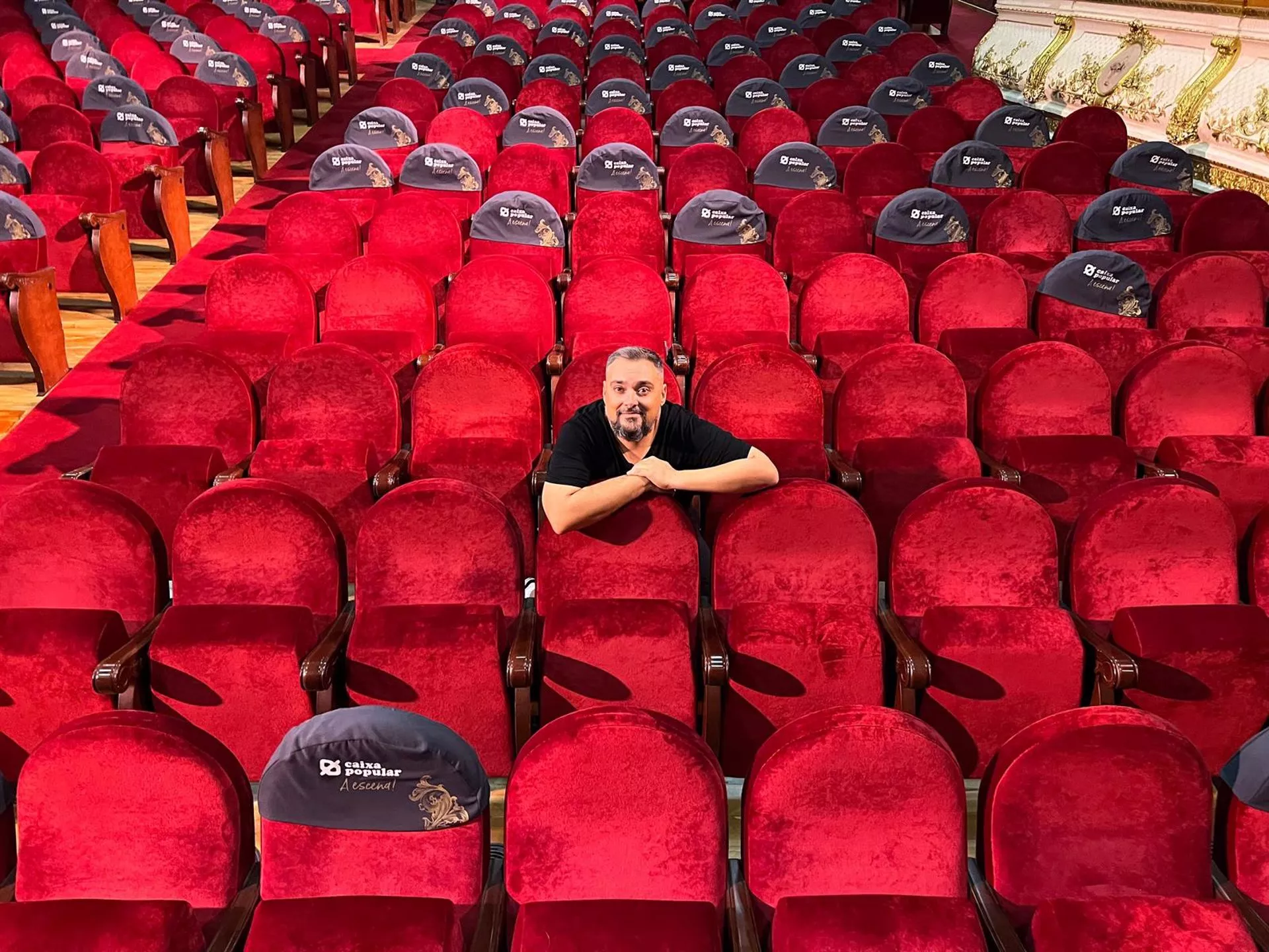 El dramaturgo gaditano, José Warletta, en el interior de un teatro.