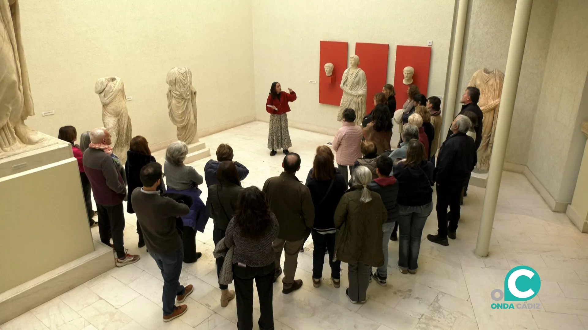 Un grupo de personas participan en la visita "Arte y literatura", organizada en el Museo de Cádiz. 