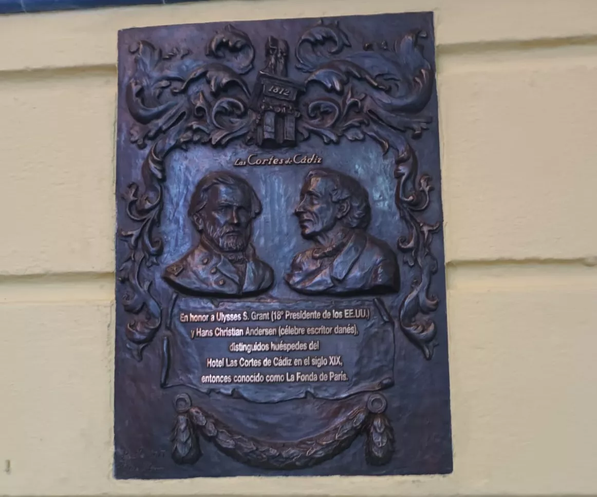 Una imagen de la inscripción que rememora en la calle de San Francisco el paso de los dos ilustres visitantes del siglo XIX Una imagen de la inscripción que rememora en la calle de San Francisco el paso de los dos ilustres visitantes del siglo XIX