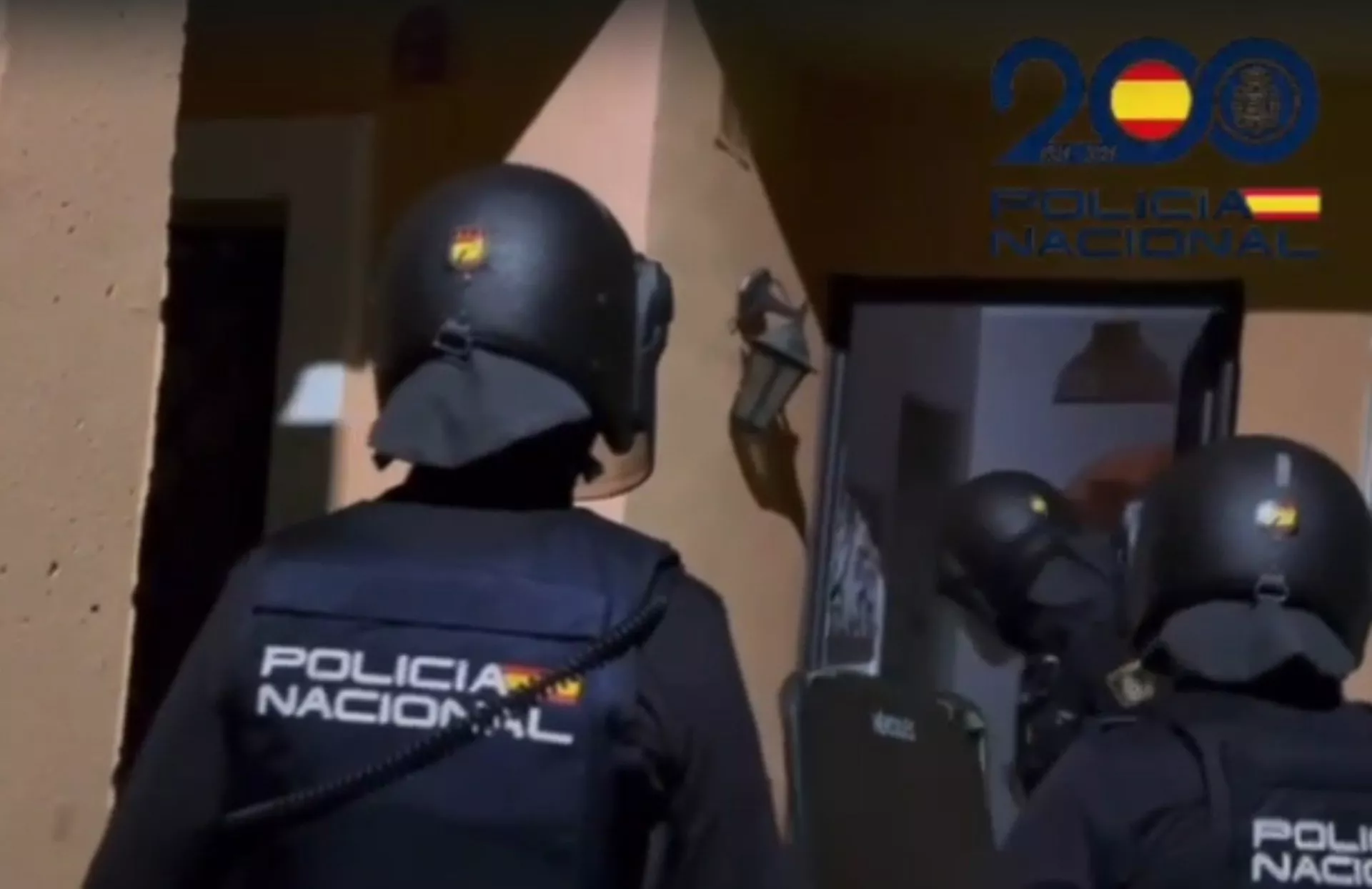 Agentes entrando en uno de los registros en la operación contra una organización que introducía cocaína en Algeciras. Agentes entrando en uno de los registros en la operación contra una organización que introducía cocaína en Algeciras.