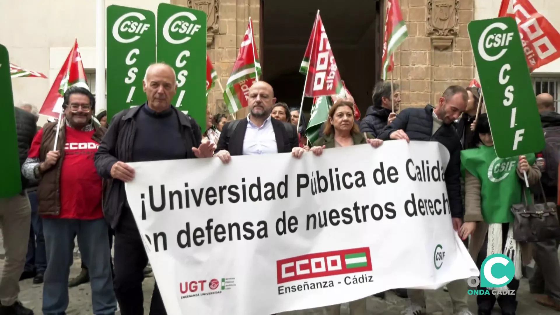 Momento de la concentración a las puertas del Hospital Real. 