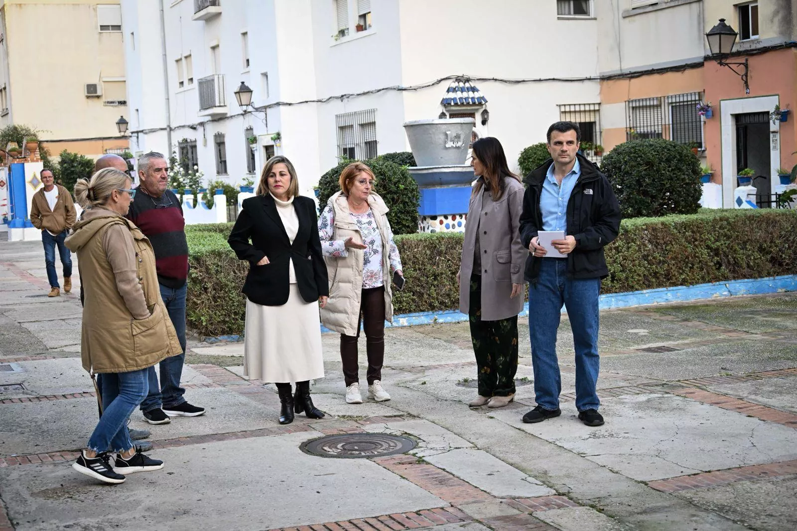 Visita del alcalde de Cádiz, Bruno García, acompañado de varios concejales, al barrio de Tacita de Plata. 