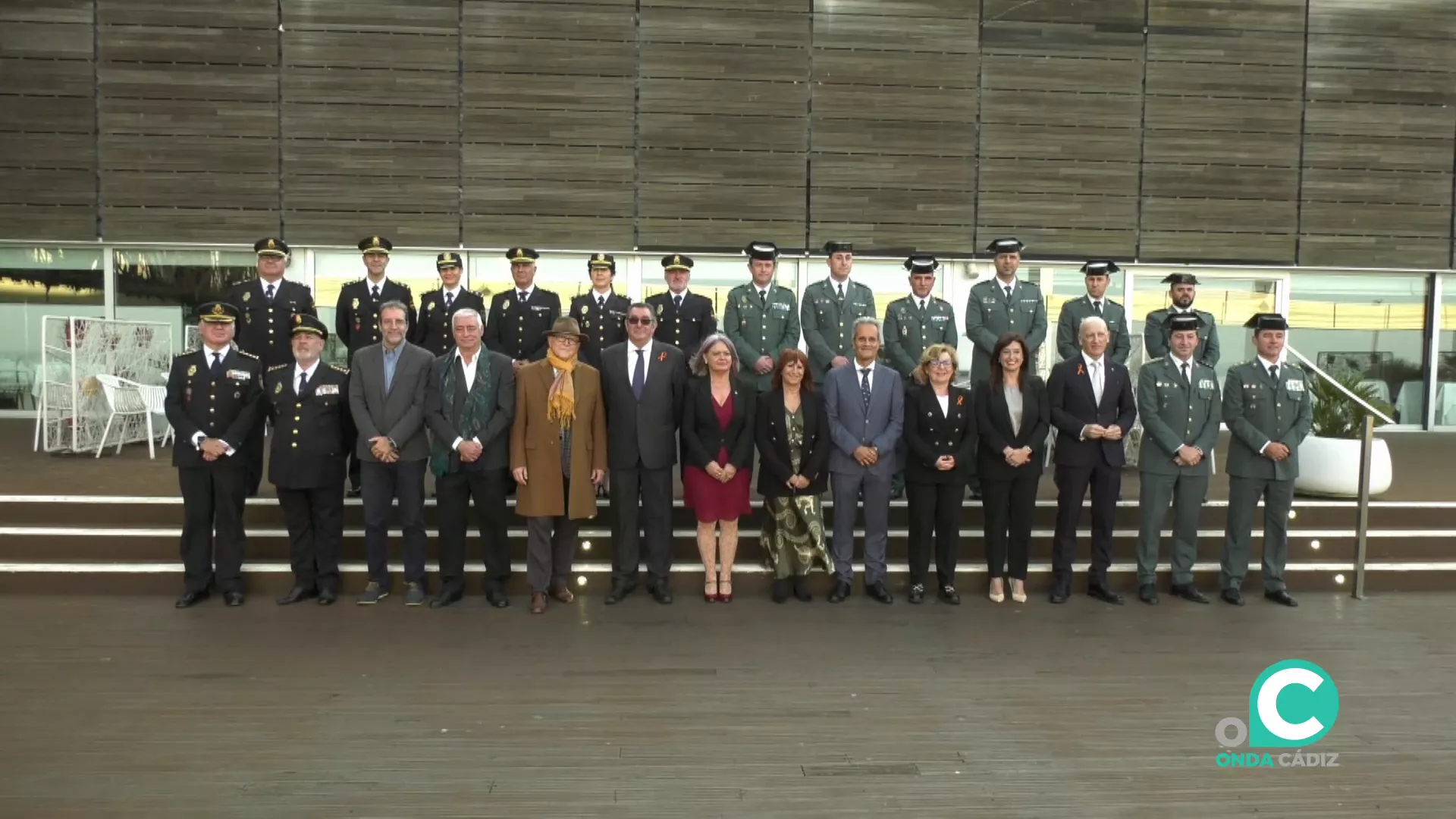 Protagonistas y autoridades en una foto grupal tras la ceremonia en el Parador de Cádiz