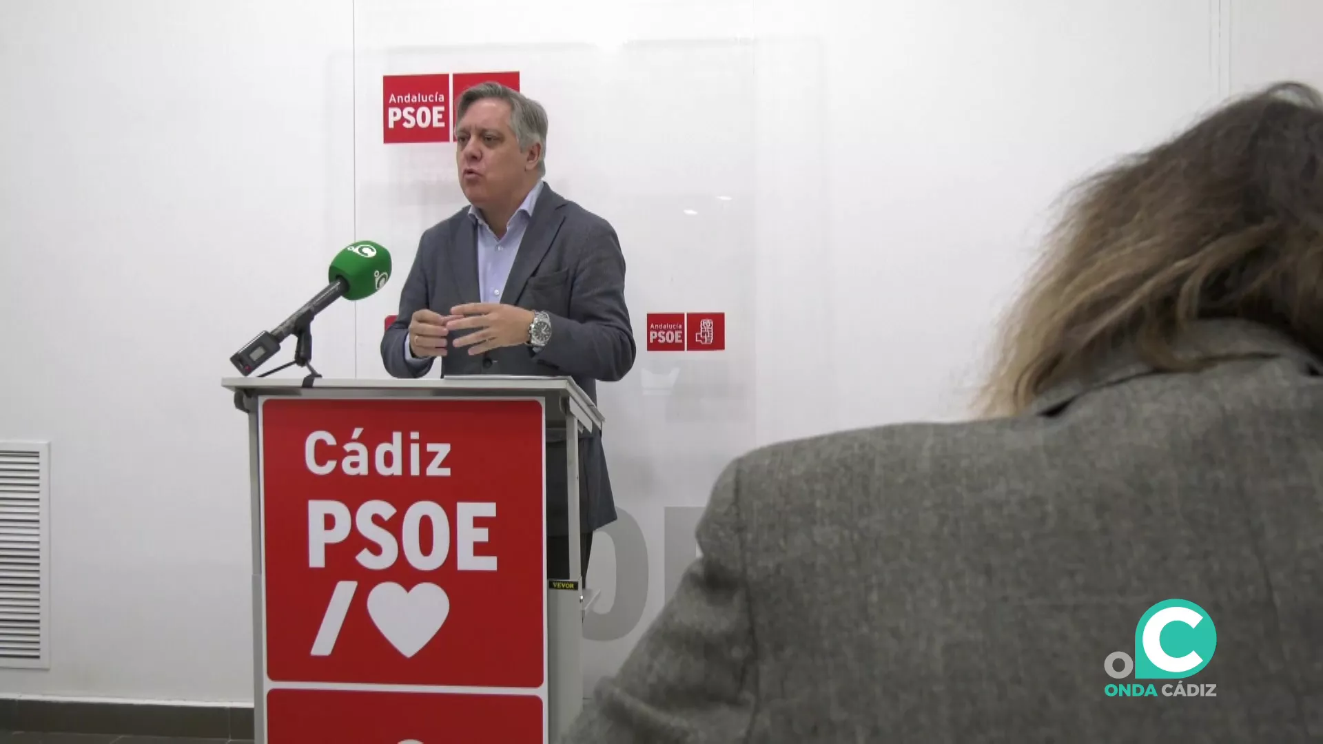 El portavoz del PSOE en el Ayuntamiento de Cádiz interviene durante la rueda de prensa