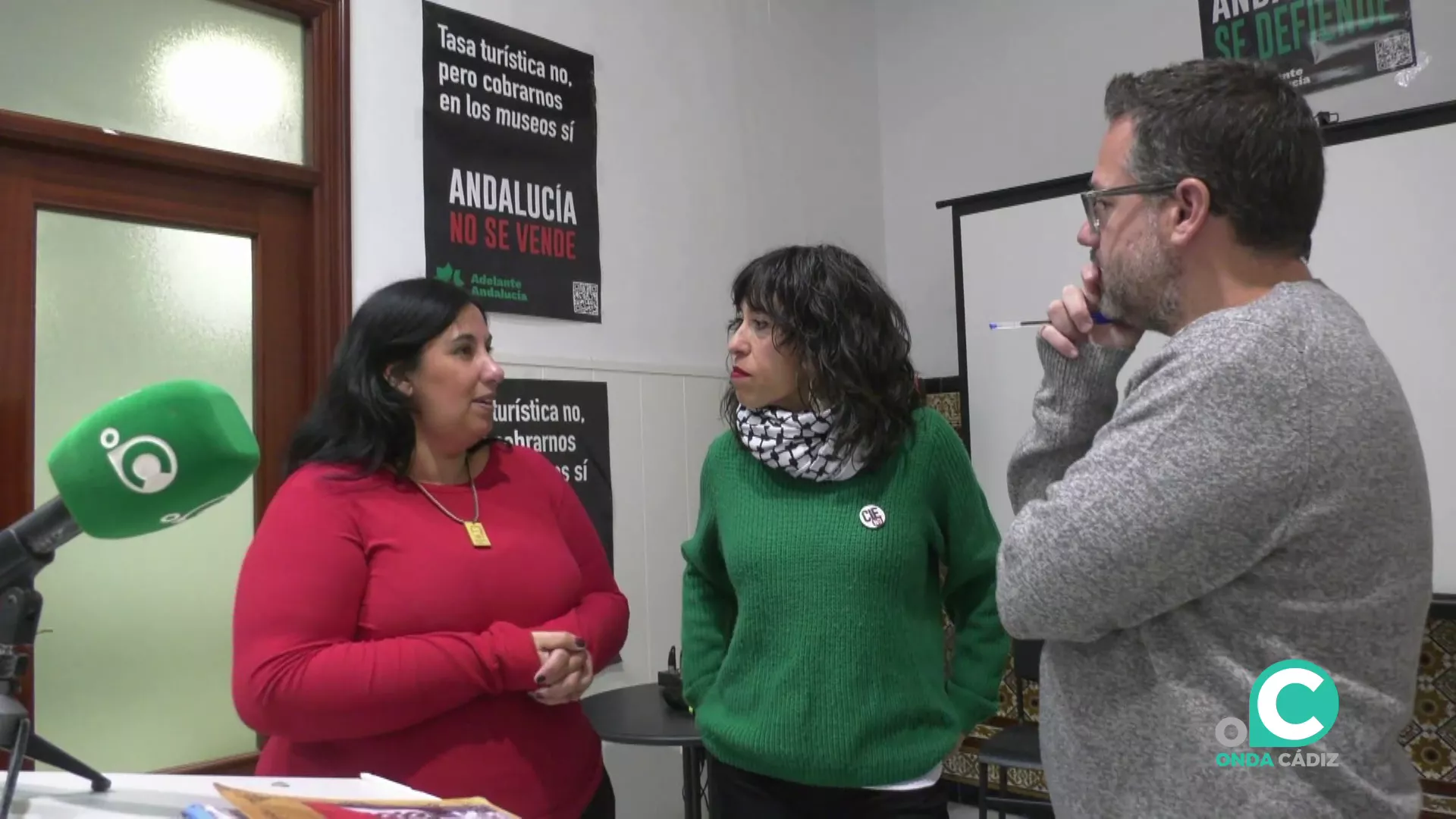 Representantes de la formación tras su comparecencia en la sede Representantes de la formación tras su comparecencia en la sede
