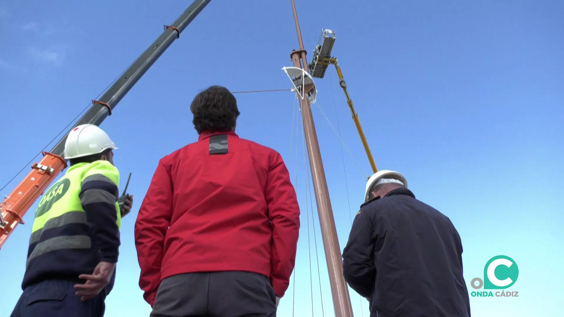 Unos operarios supervisan la instalación durante este viernes