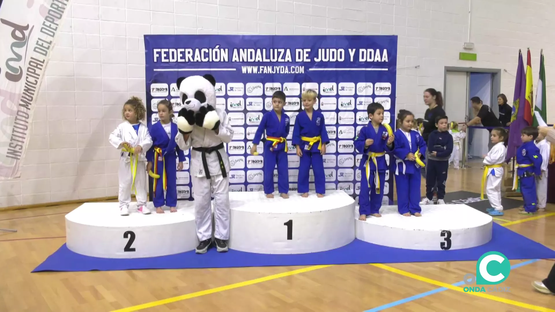 Un momento de la entrega de las medallas a los jóvenes participantes