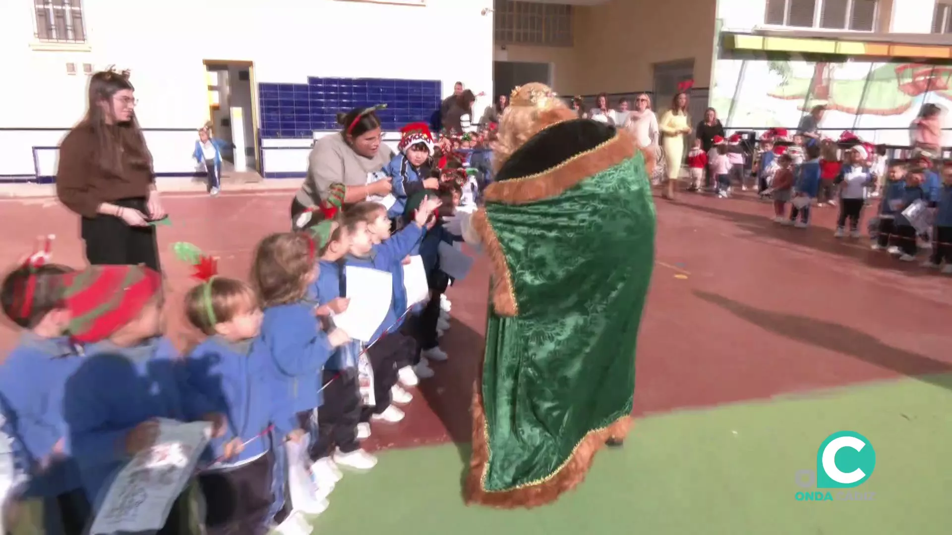 Sus altezas recibieron la calurosa bienvenida de los escolares del centro