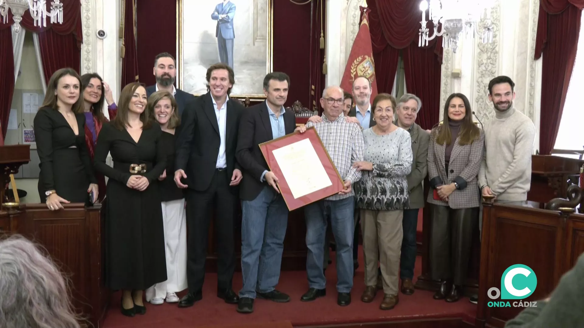 Autoridades con repreentantes de la entidad distinguida al final del acto