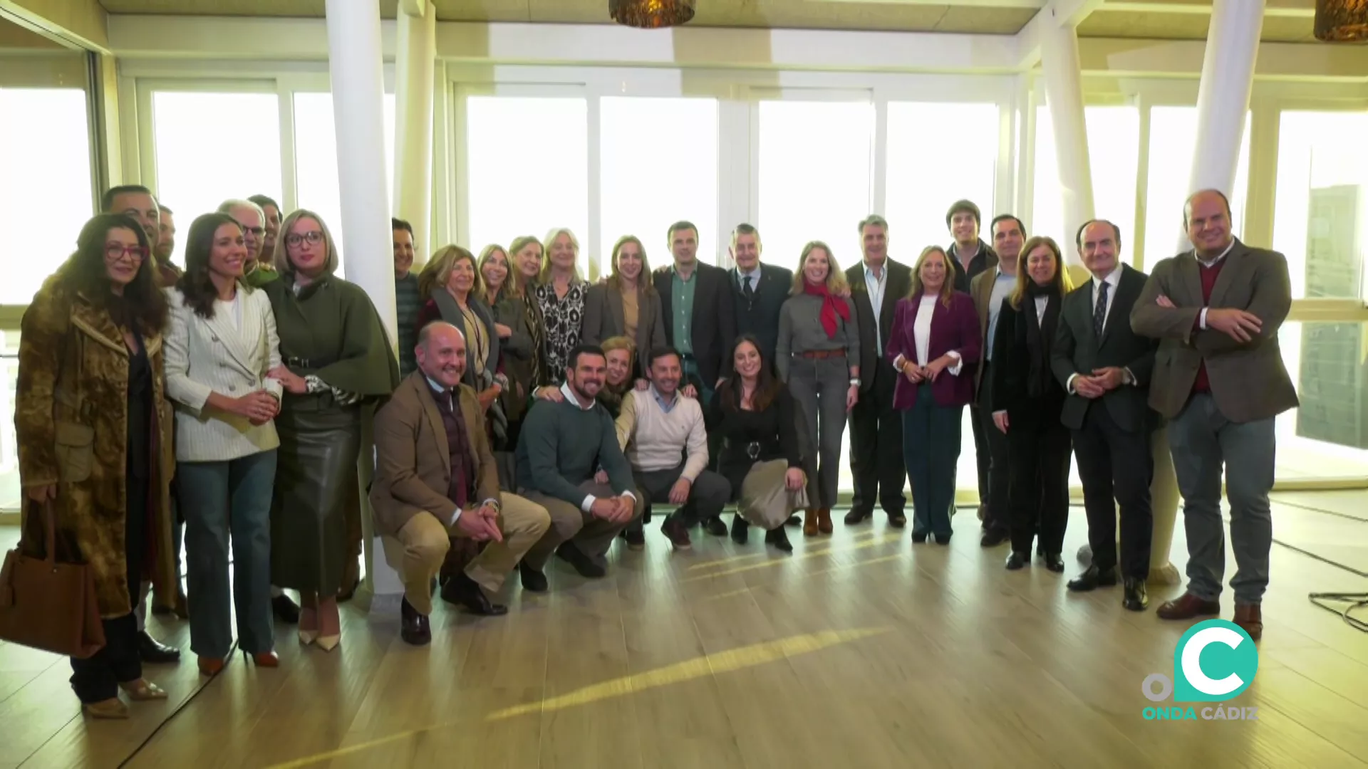 Representantes de la formación posan en grupo tras la rueda de prensa