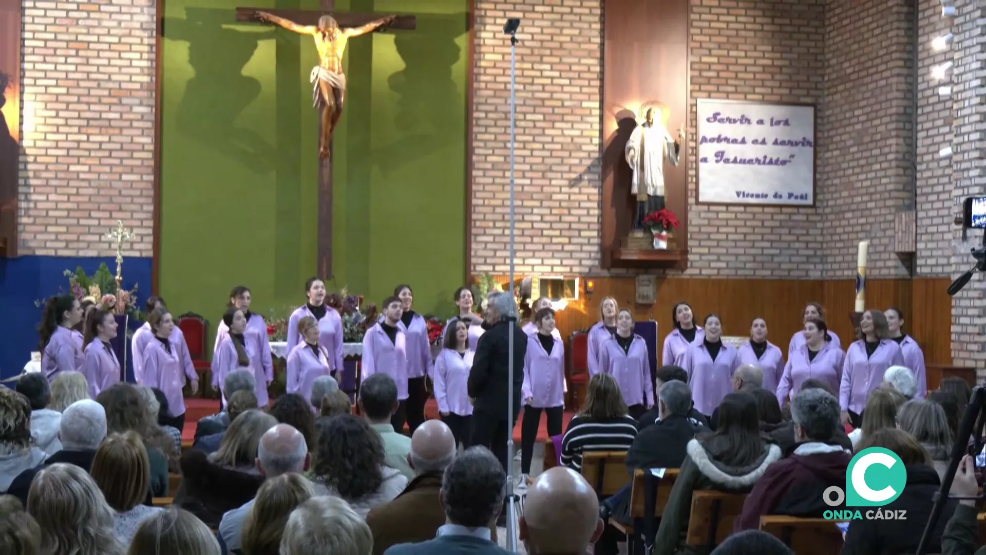 Numeroso público se acercó al templo de la Barriada a seguir el concierto