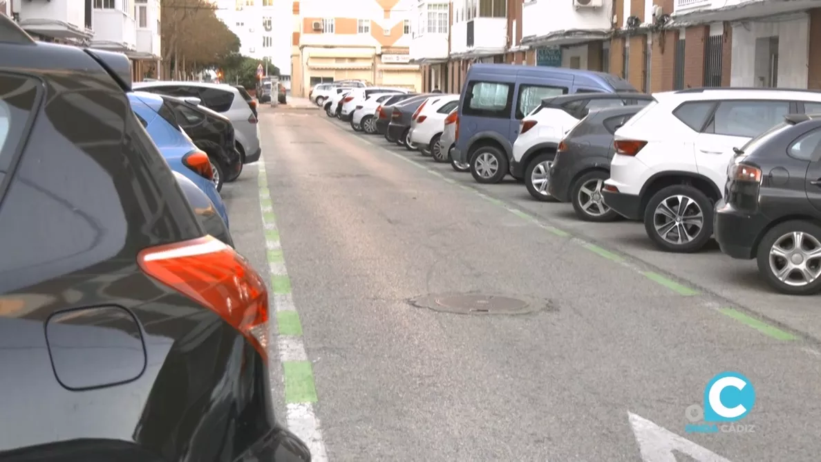 Una de las zonas habilitadas de estacionamiento en la barriada de Loreto.