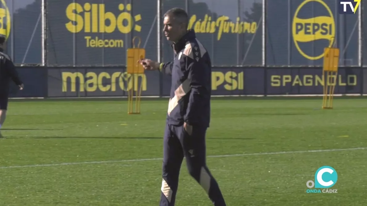 El técnico cadista dirige un entrenamiento en El Rosal