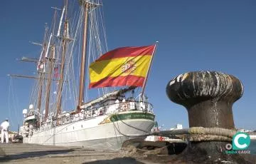 El buque `Elcano´ atracado en el puerto de Cádiz.