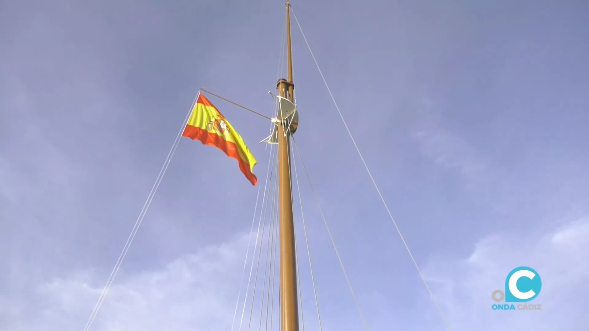 La bandera española izada durante el acto de inauguración 