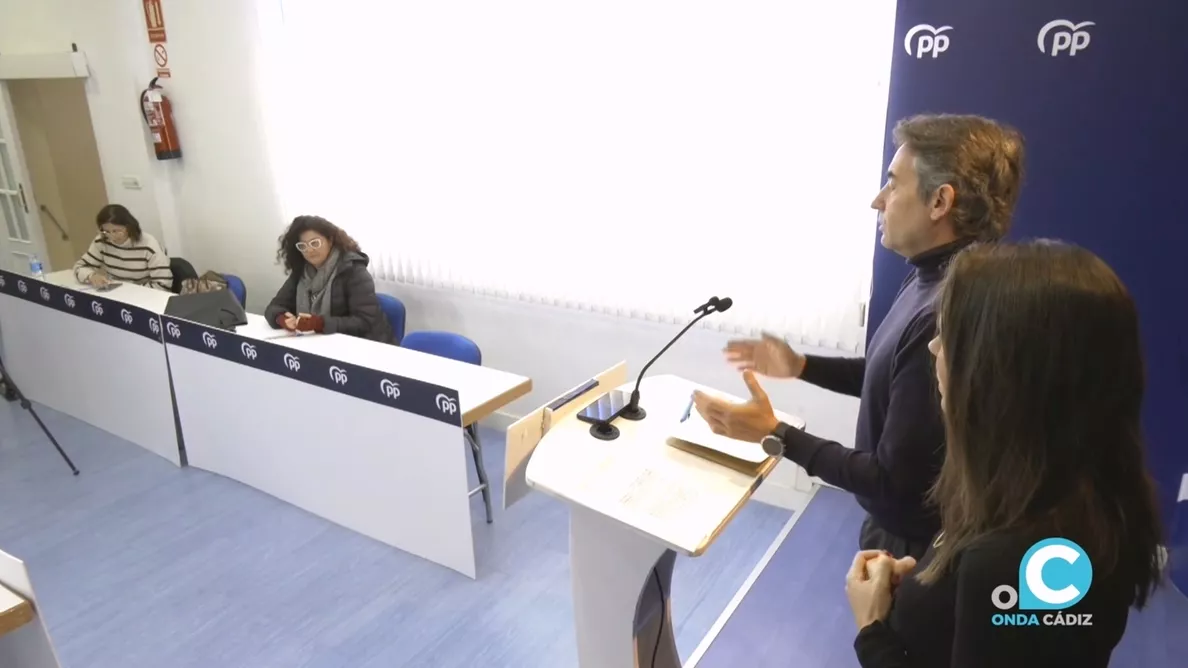 Los parlamentarios andaluces del PP por la provincia de Cádiz, Antonio Saldaña y Auxiliadora Izquierdo, en rueda de prensa.