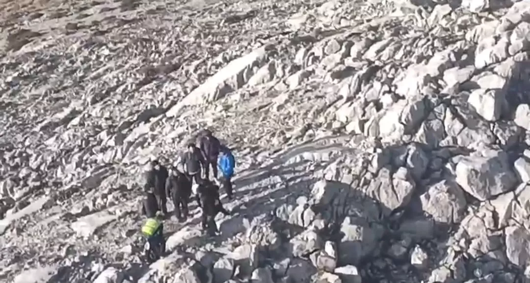 Un grupo de senderistas en el pico del Simancón antes de ser auxiliados por los servicios de emerg Un grupo de senderistas en el pico del Simancón antes de ser auxiliados por los servicios de emergencias.