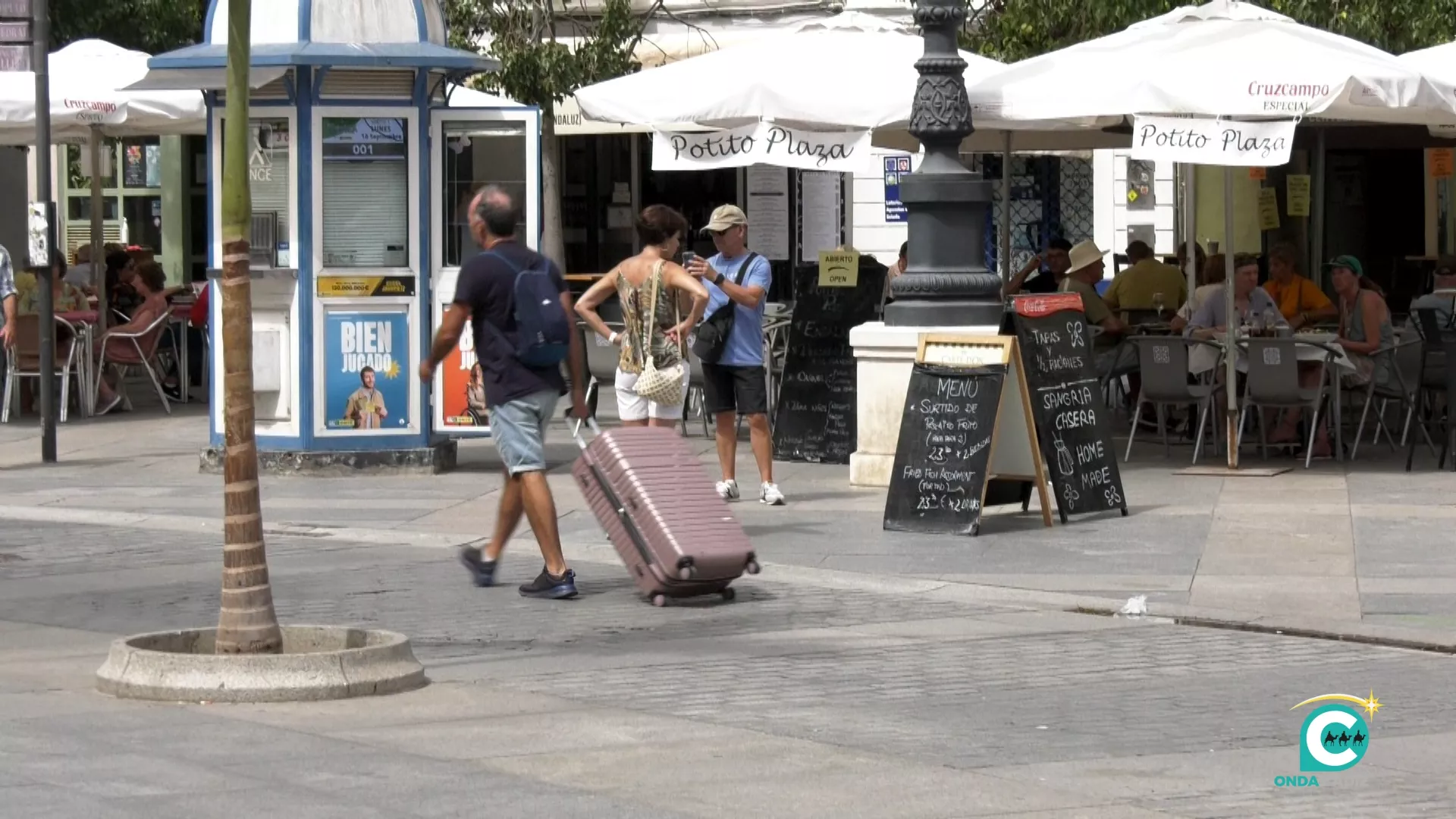 Turistas en plena calle de la ciudad. 