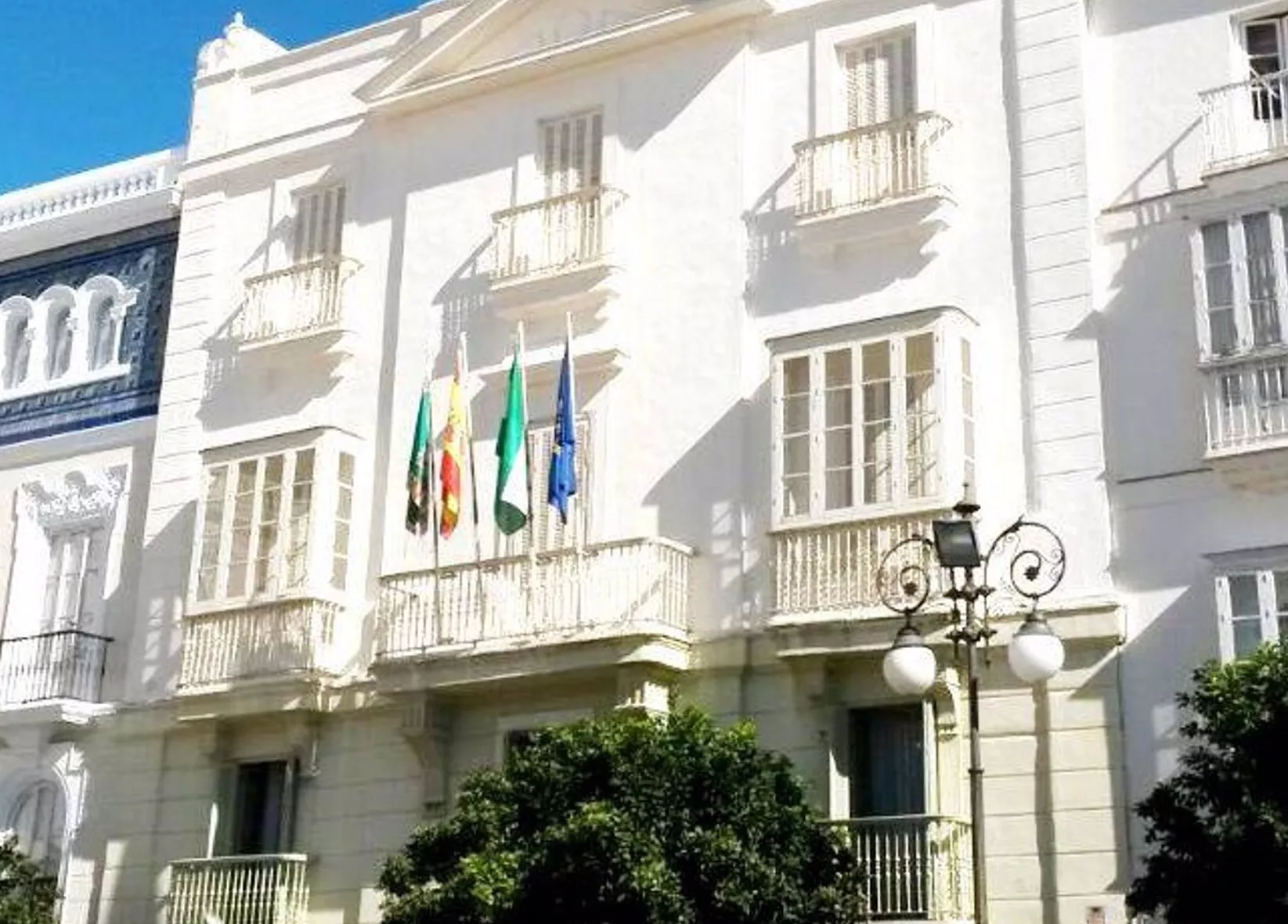 Fachada de la UNED en la plaza de San Antonio