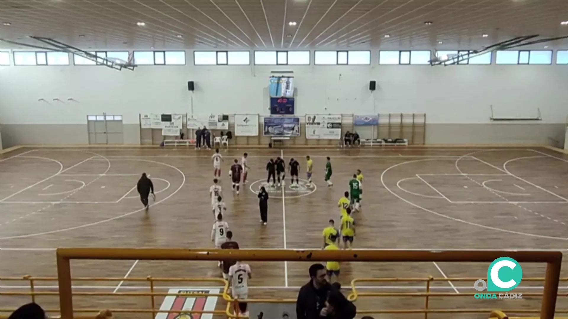 Salida de los dos equipos antes del comienzo del partido en tierras manchegas