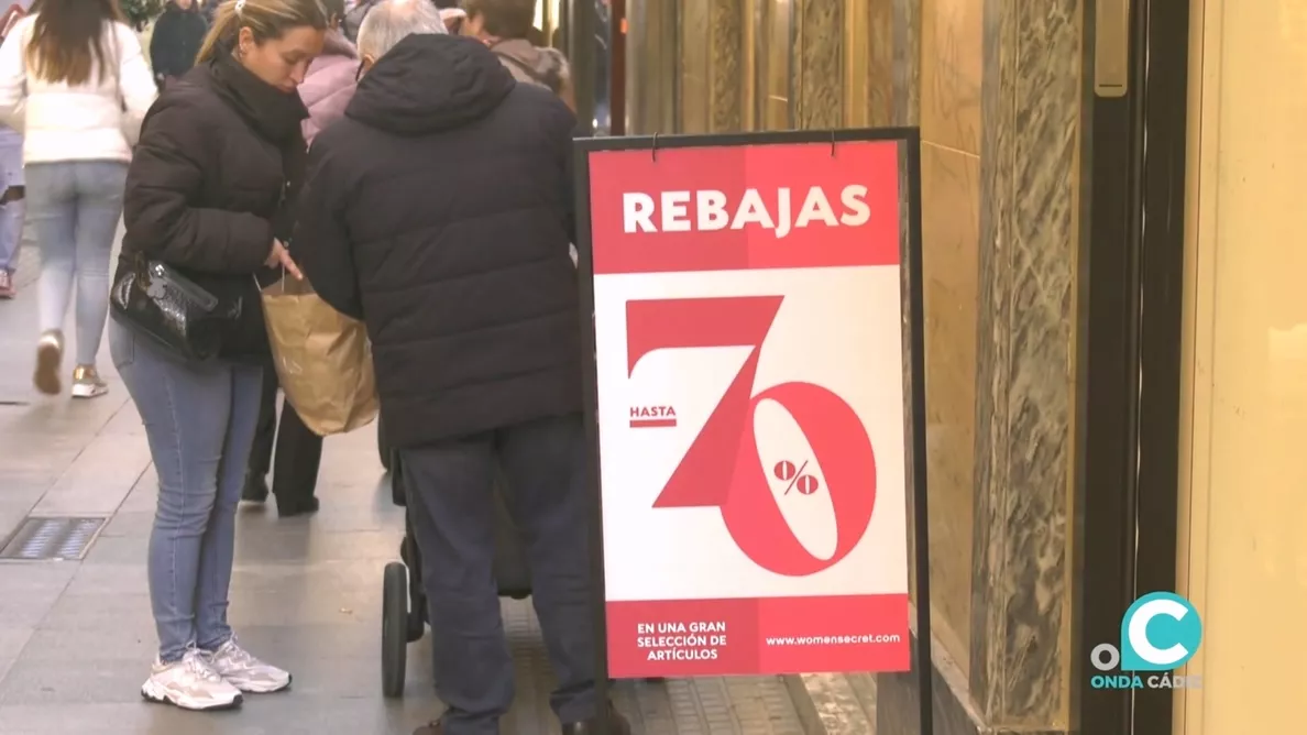 Un cartel de ofertas en una calle del centro de la ciudad Un cartel de ofertas en una calle del centro de la ciudad