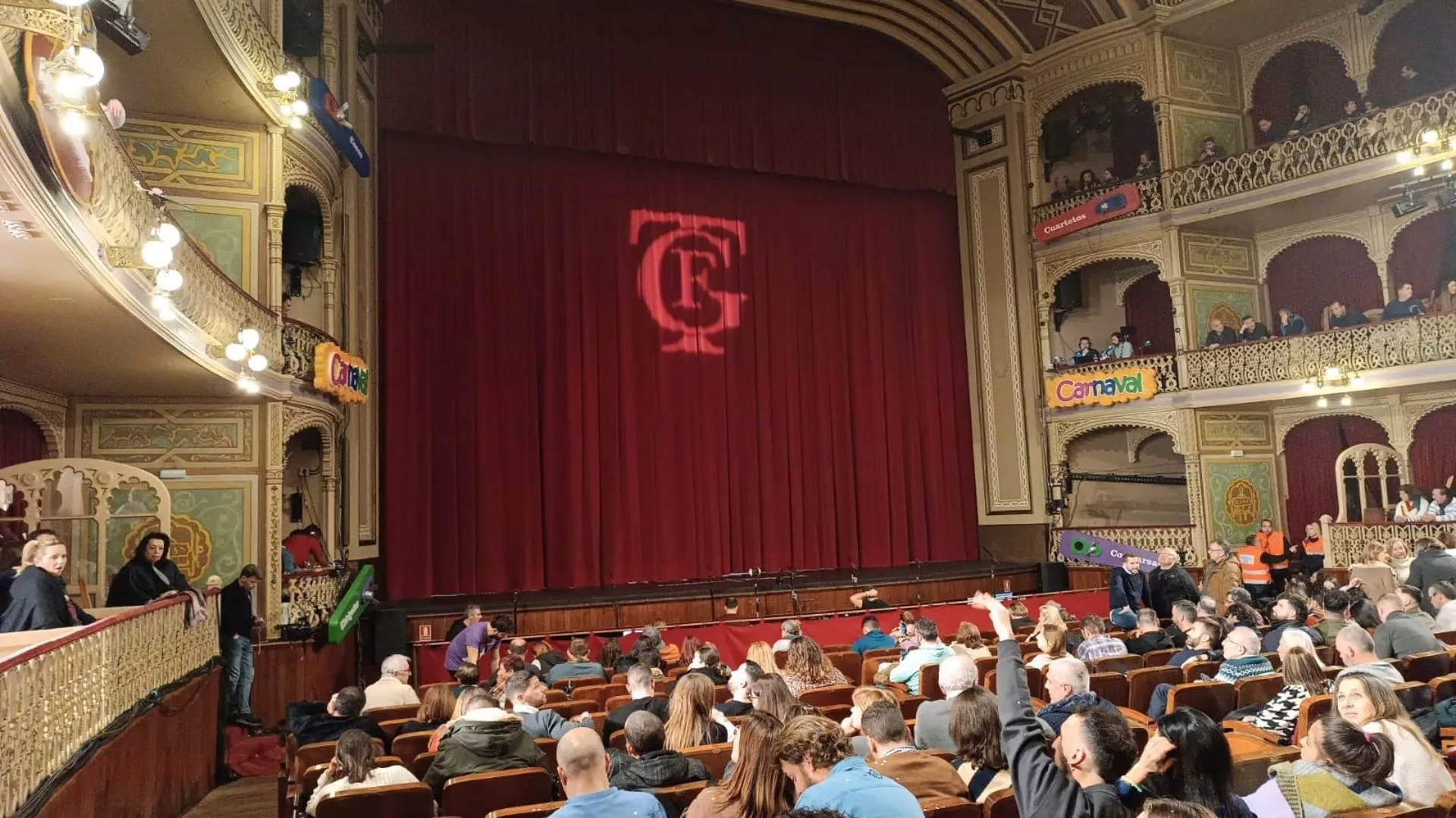 El público del Teatro Falla durante una sesión del COAC El público del Teatro Falla durante una sesión del COAC