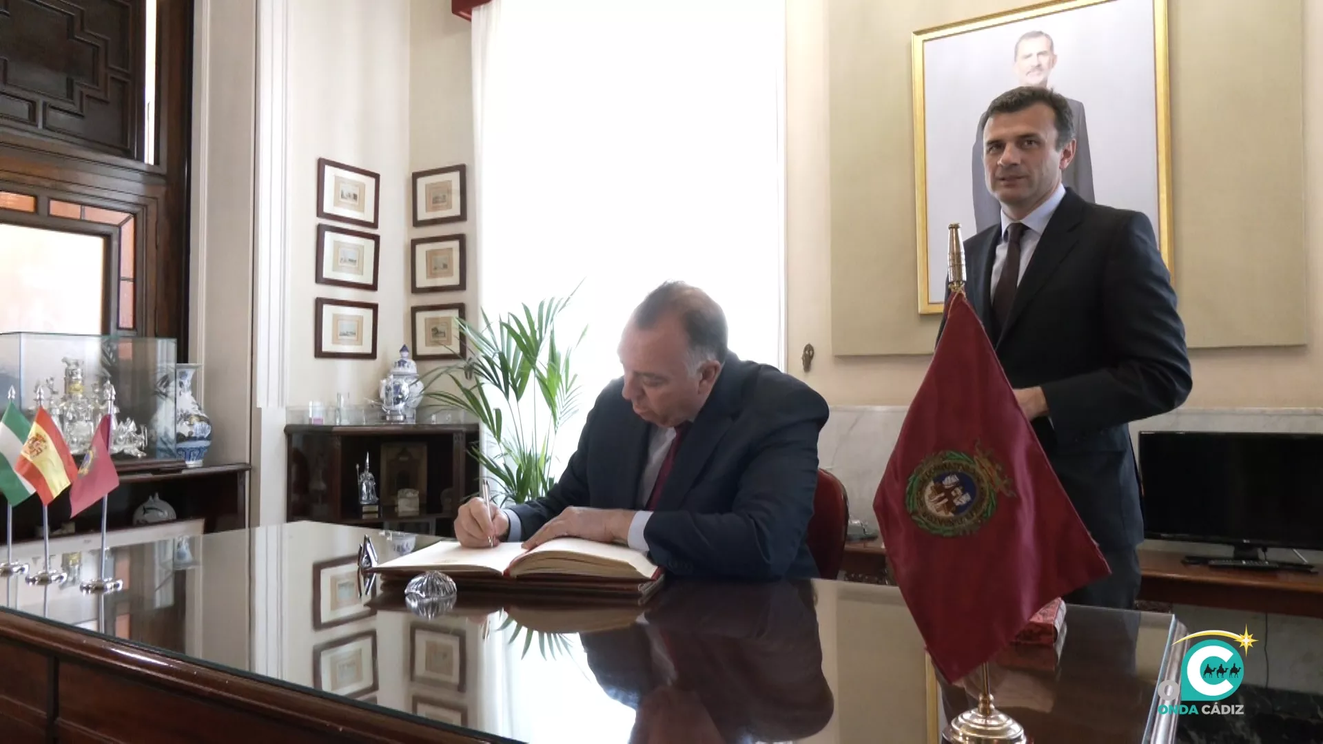 El consejero de Turismo, Arturo Bernal, firma en el libro de honor en Alcaldía. 