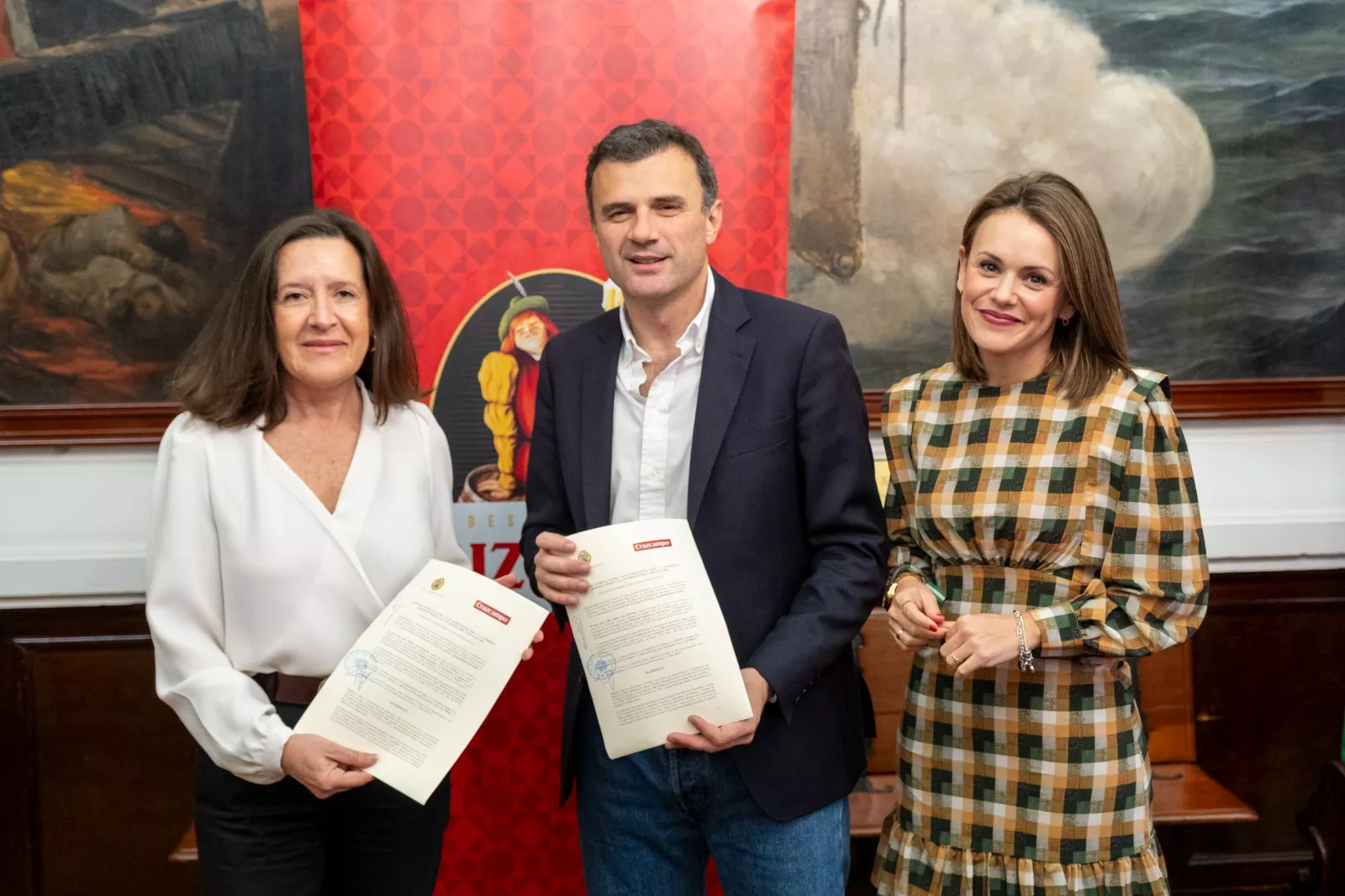 Autoridades y la representante de la firma comercial al final del acto Autoridades y la representante de la firma comercial al final del acto