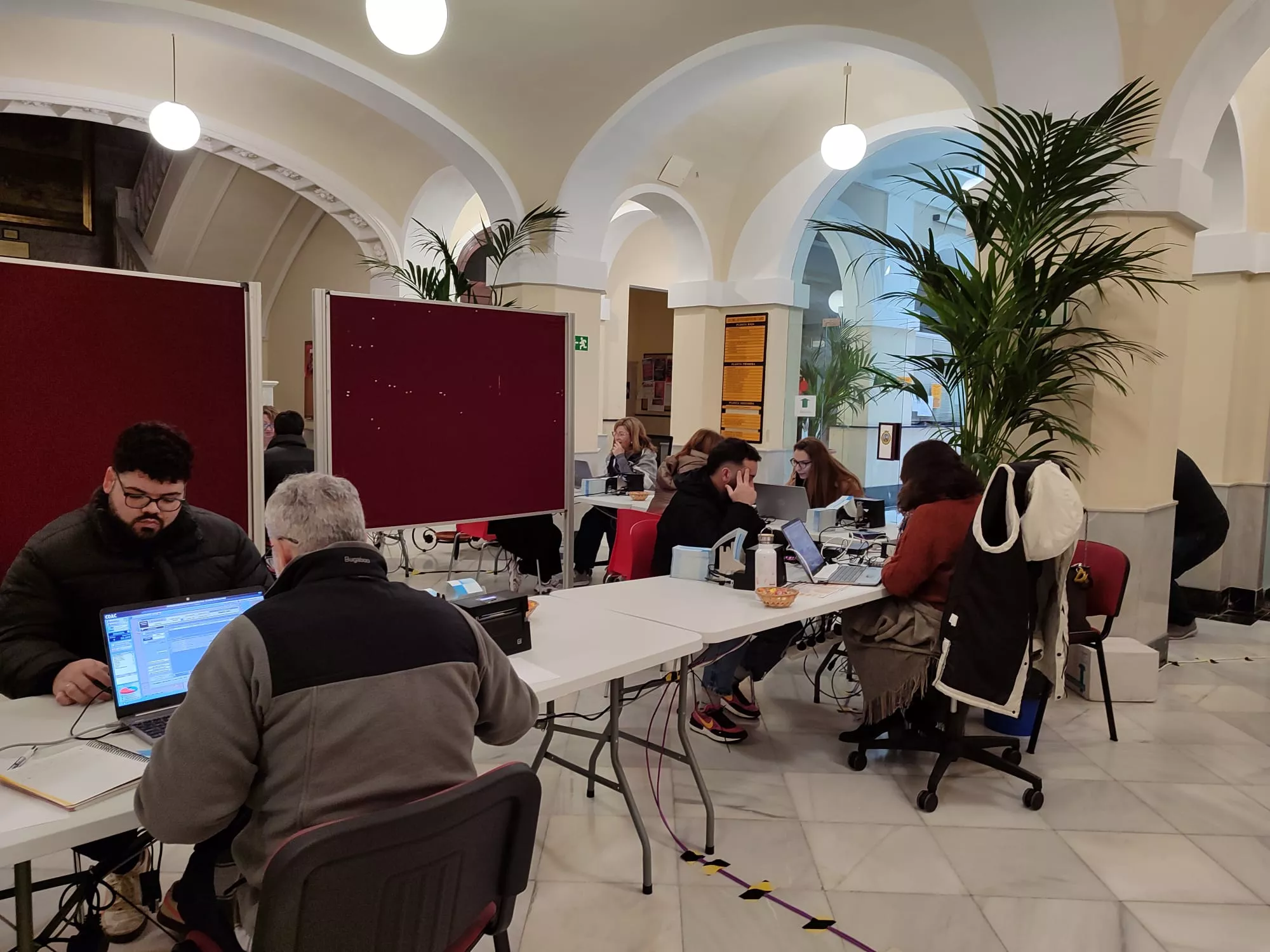 En el patio del Ayuntamiento se han instalado varios puntos de venta para atender a los aficionados al Carnaval La venta de la fase preliminar del COAC 2025 se ha puesto a la venta este domingo
