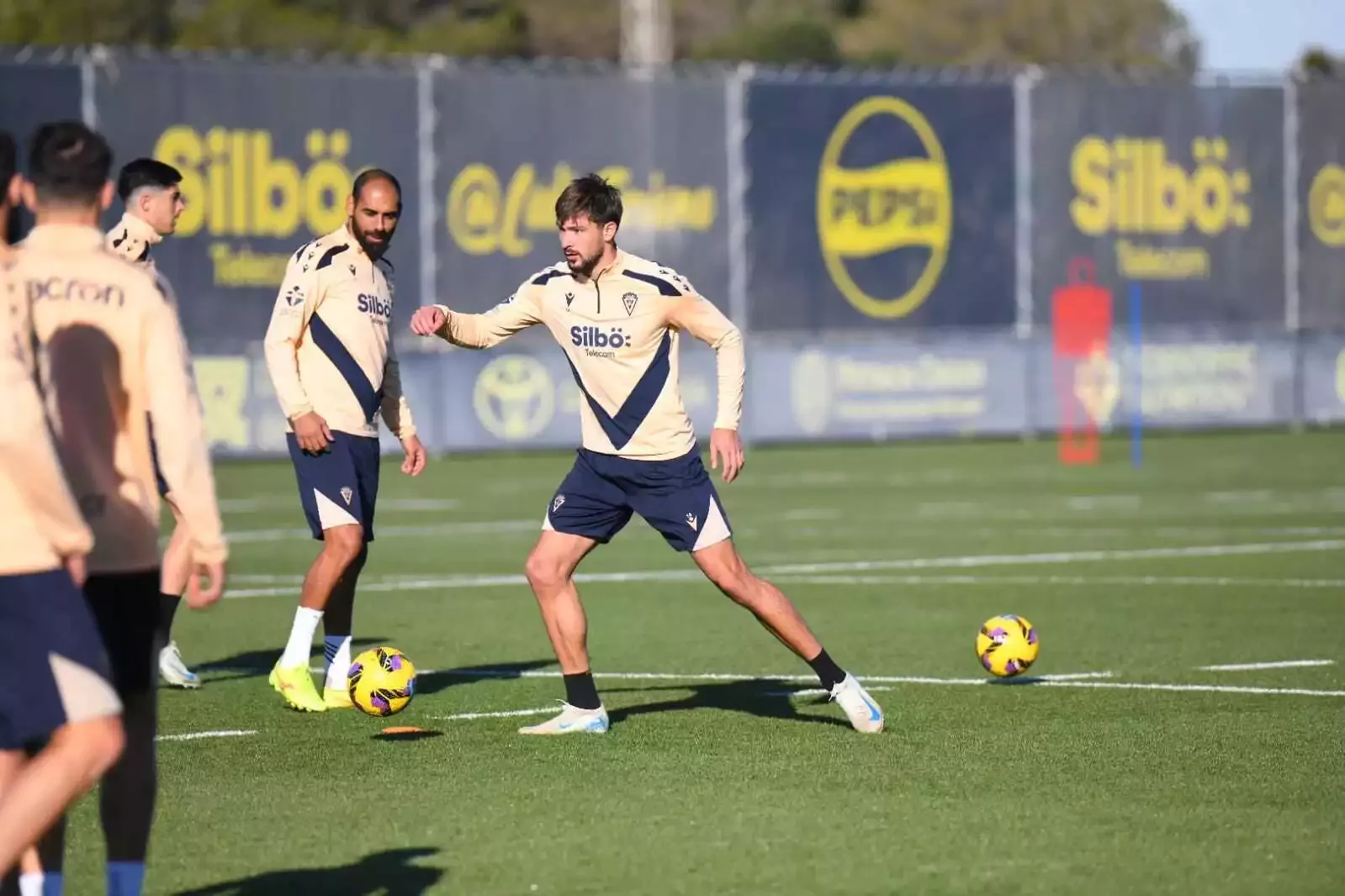 Jugadores del Cádiz en una de sus ultimas sesiones de preparación en El Rosal