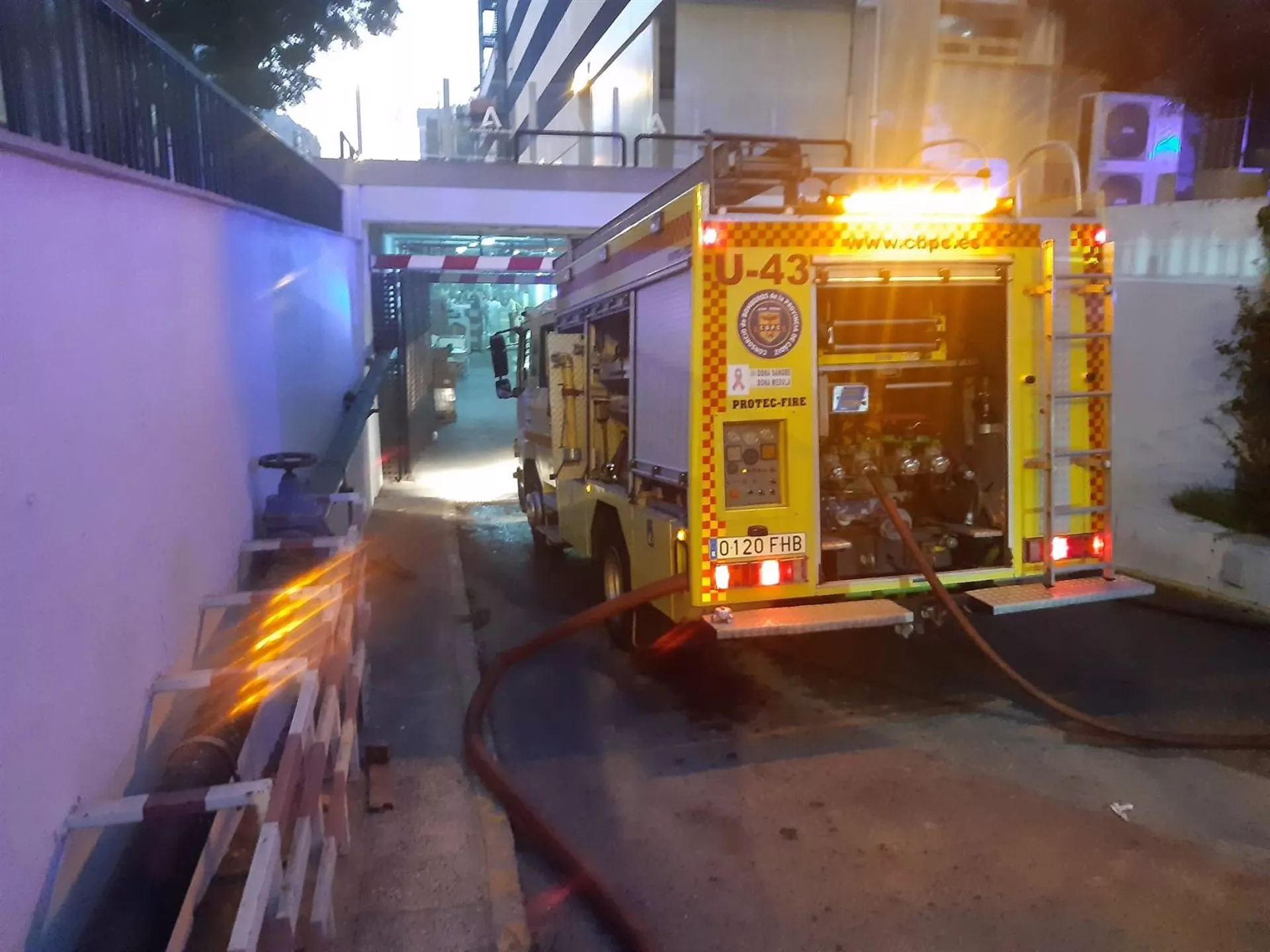 Vehículo de los bomberos en un incendio en el sótano del Hospital de Cádiz.