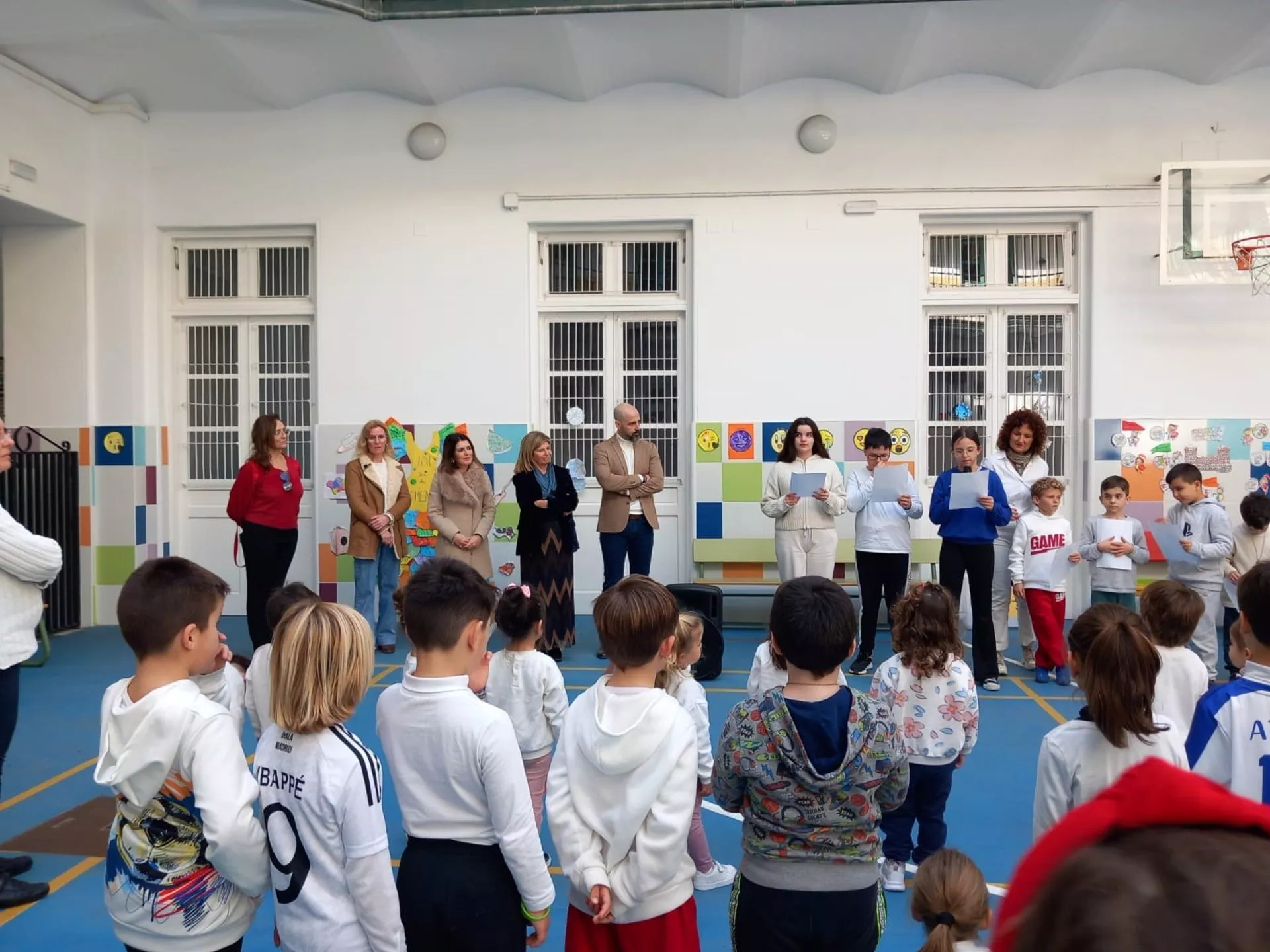 Autoridades y escolares festejan la jornada en el CEIP San Felipe de la capital gaditana