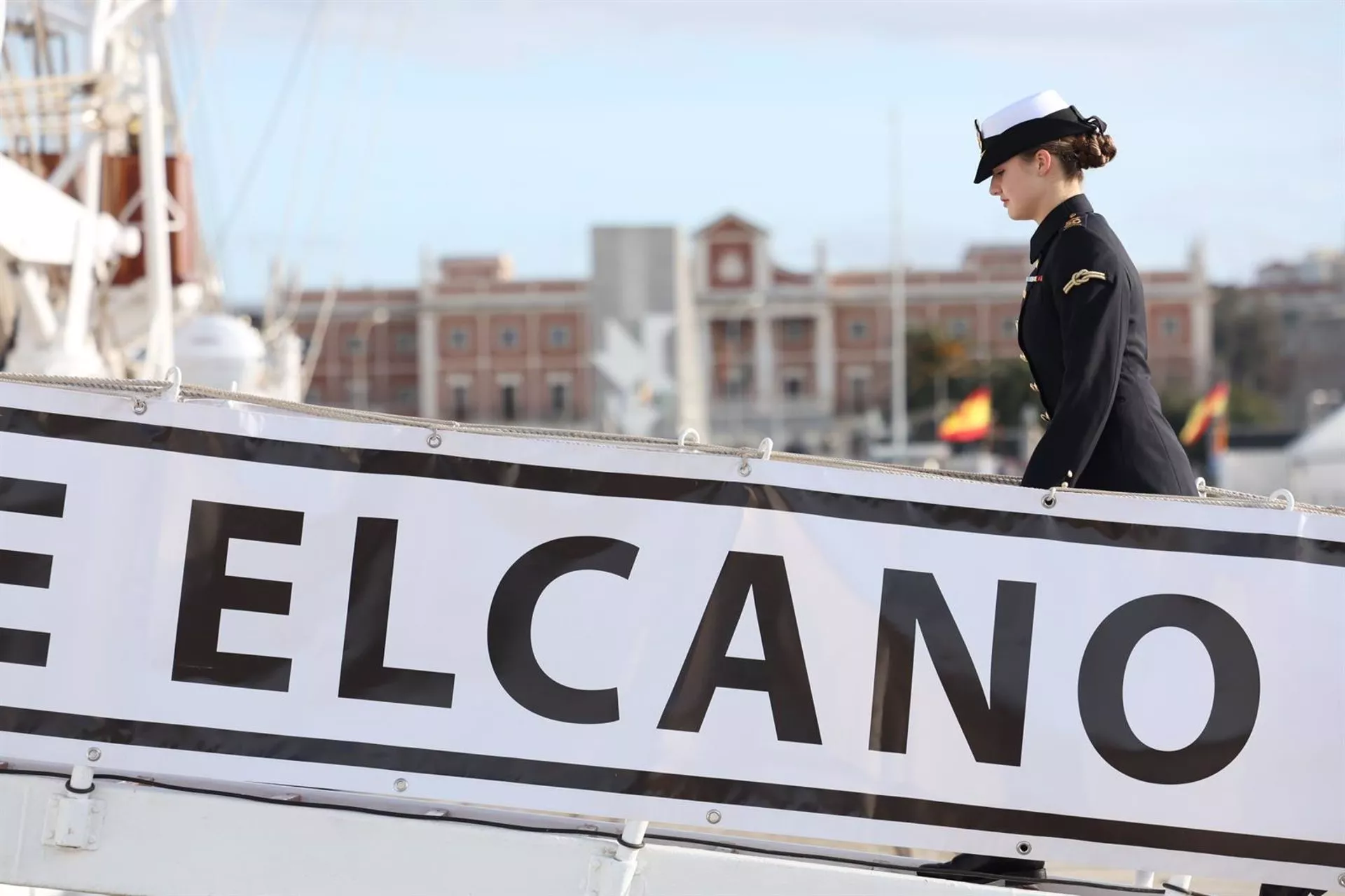 La heredera al trono embarcando en el buque escuela 'Juan Sebastián Elcano' en el Puerto de Cádiz