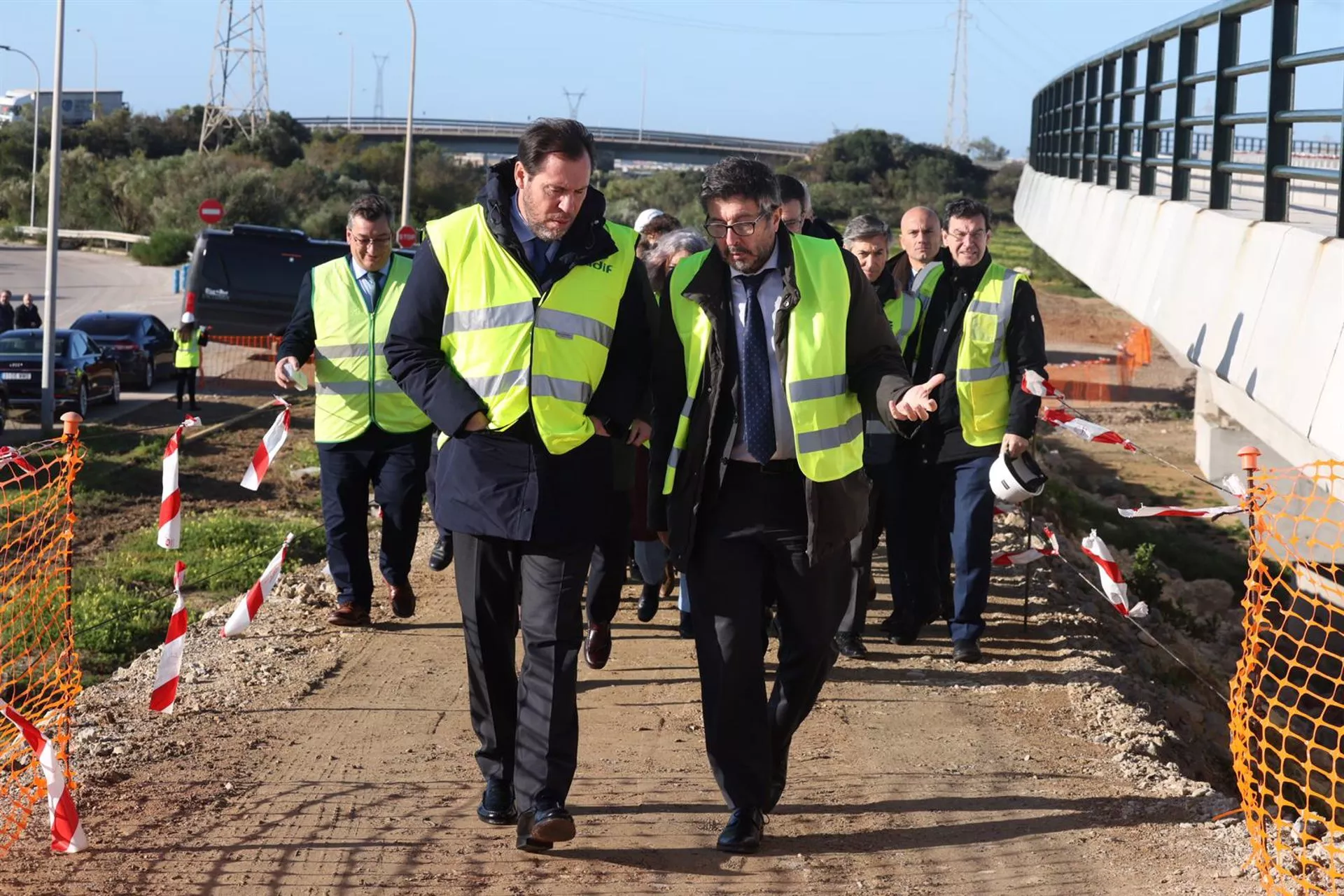 El ministro de Transportes y Movilidad Sostenible, durante la visita a la construcción del ramal ferroviario en la provincia