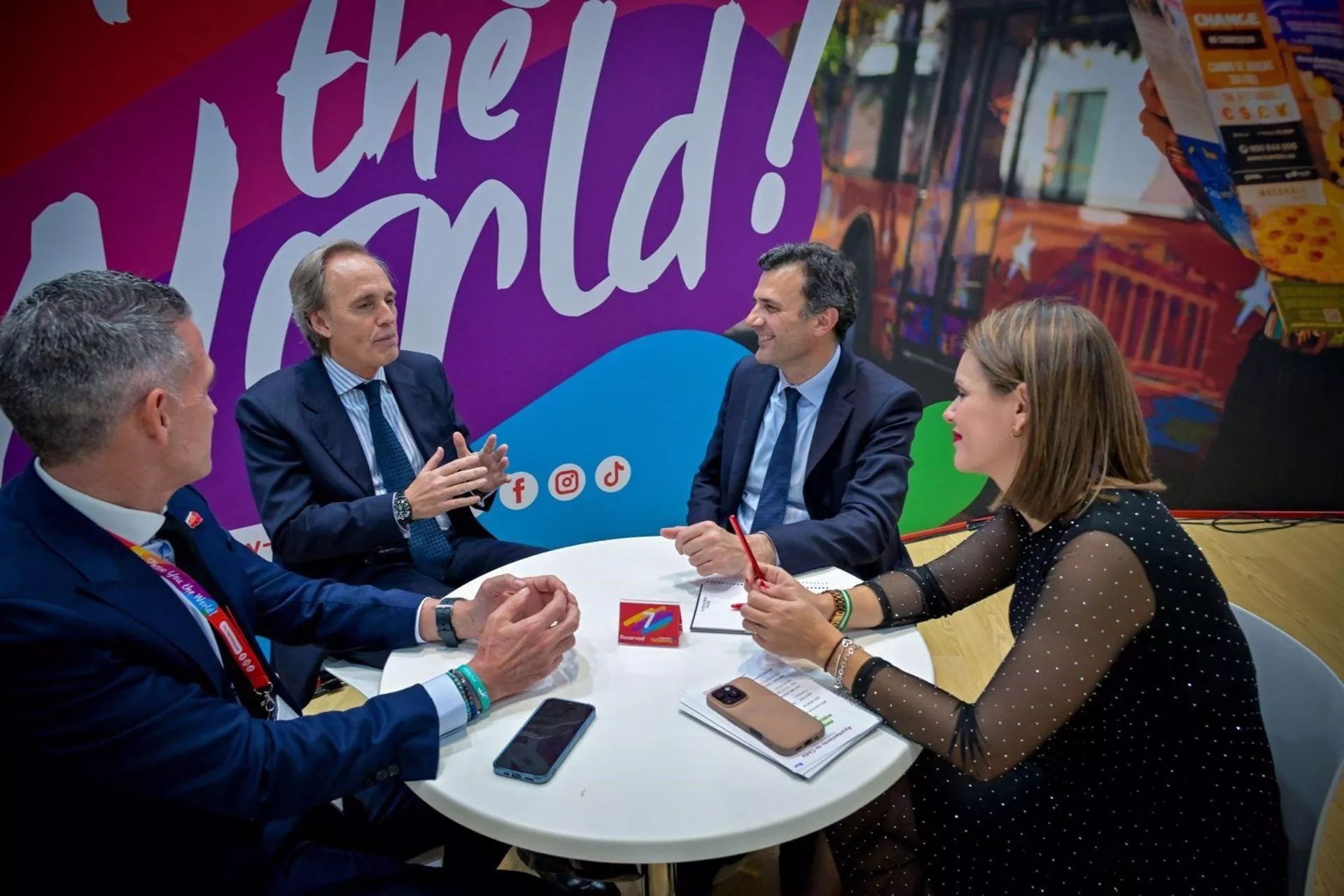 Autoridades con Enrique Ybarra, CEO de City Sightseeing Worldwide, en Fitur