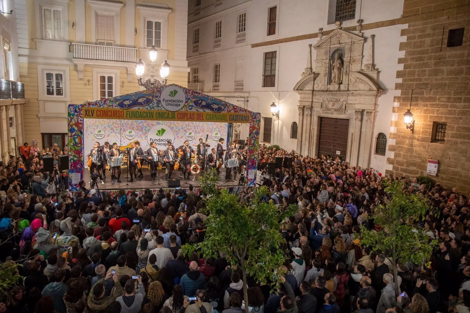 Tablao del concurso de coplas organizado por la entidad en la plaza de San Agustín