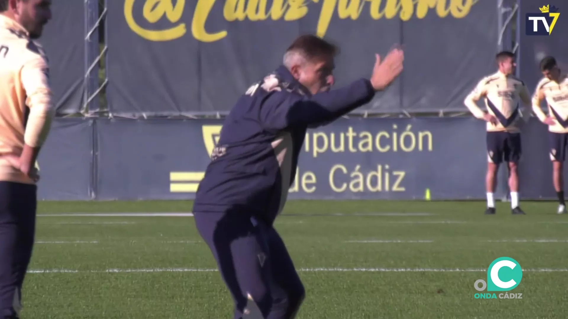 El tecnico amarillo durante una de las sesiones preparatorias en El Rosal en una imagen de archivo