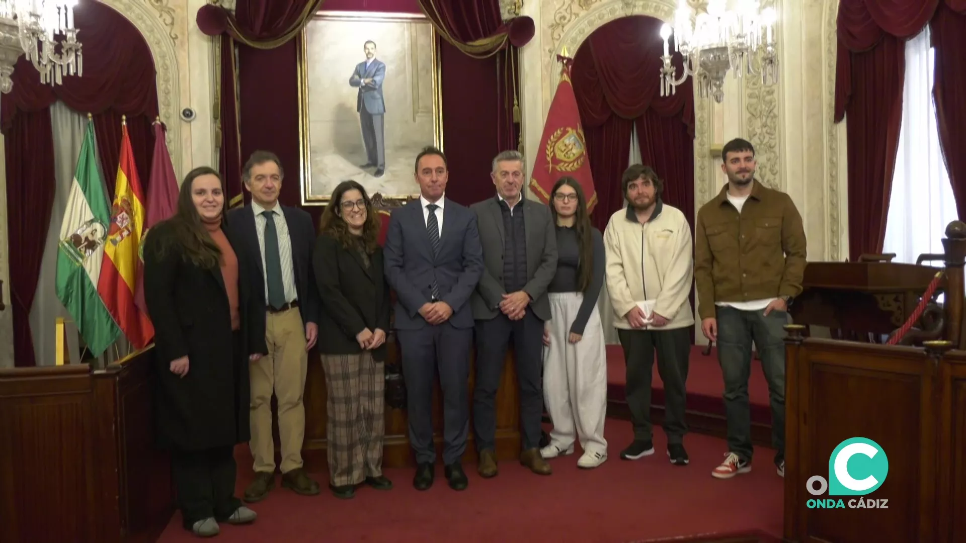 Autoridades y alumnos en el Salón de Plenos