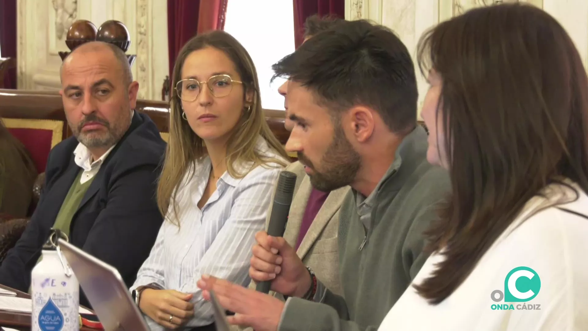 Concejales de AIG durante un Pleno del Ayuntamiento de Cádiz 