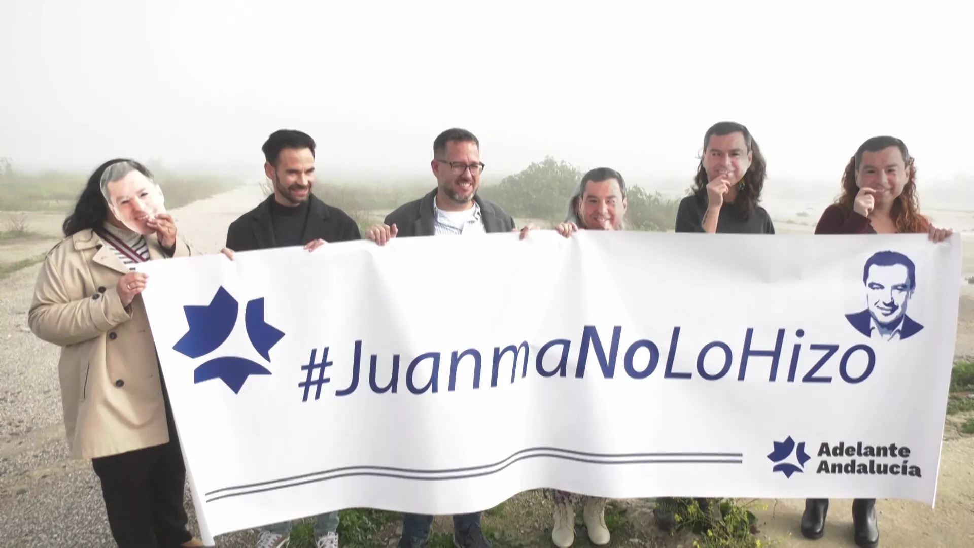 Un momento del encuentro ante los medios en el solar de la antigua CASA en la capital gaditana