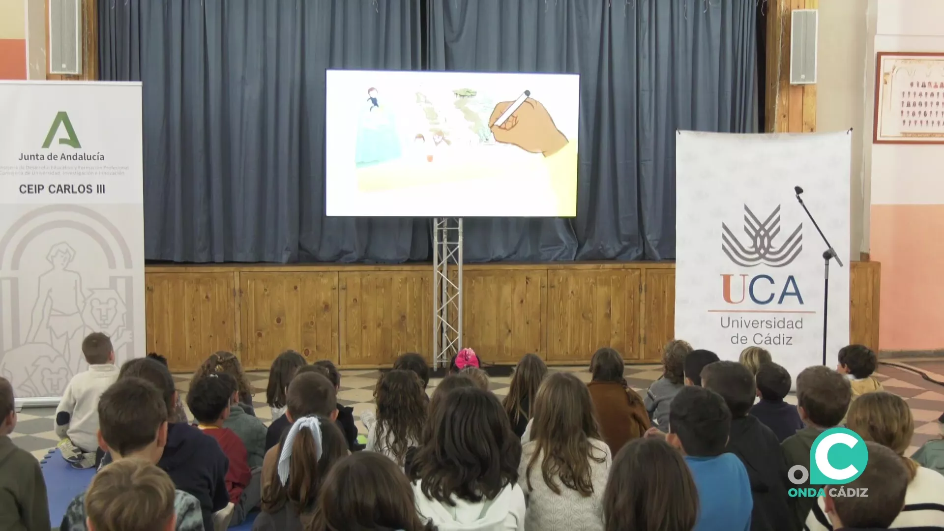 Un momento de la proyección del trabajo ante los escolares este viernes en el centro gaditanp