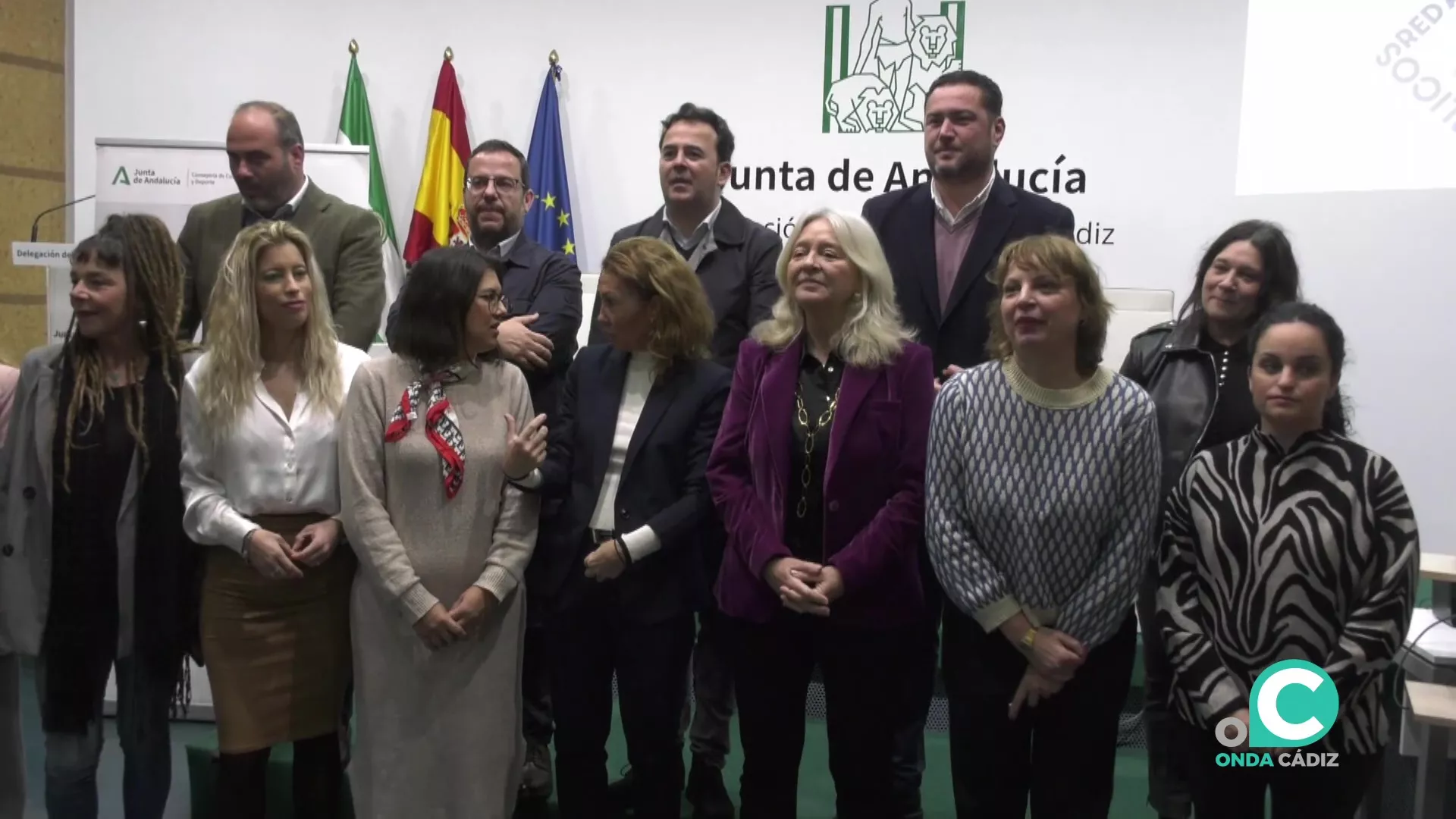 Todos los reconocidos junto con autoridades al final del acto