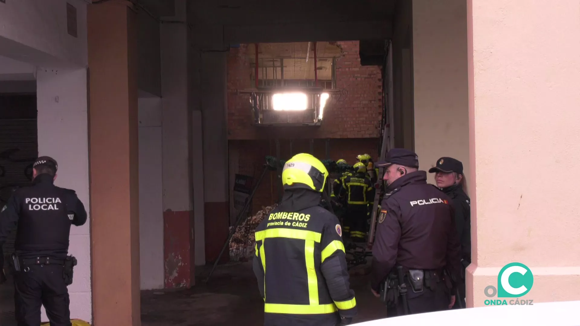 Bomberos y Policía inspeccionan el lugar del siniestro en el conocido pasaje de San Leonardo