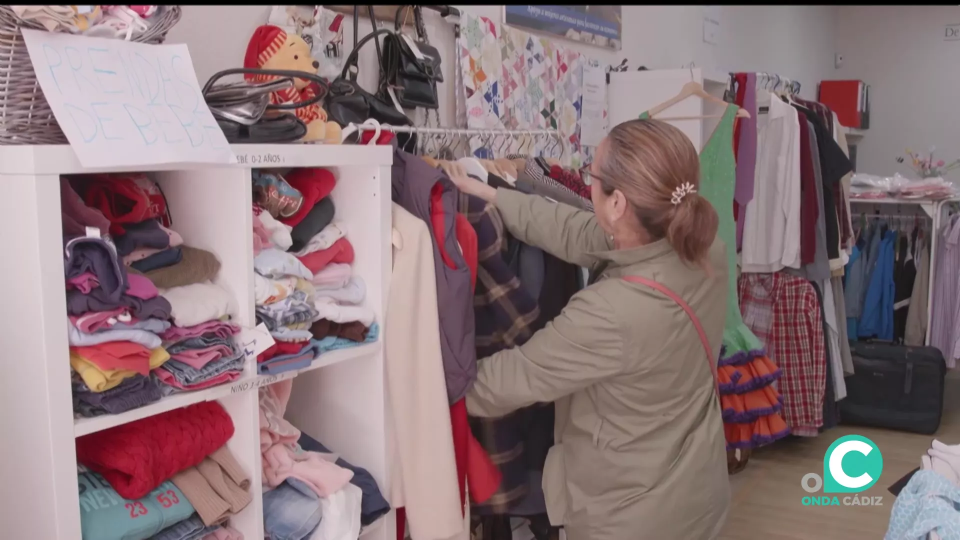 Interior de una tienda solidaria de Madre Coraje