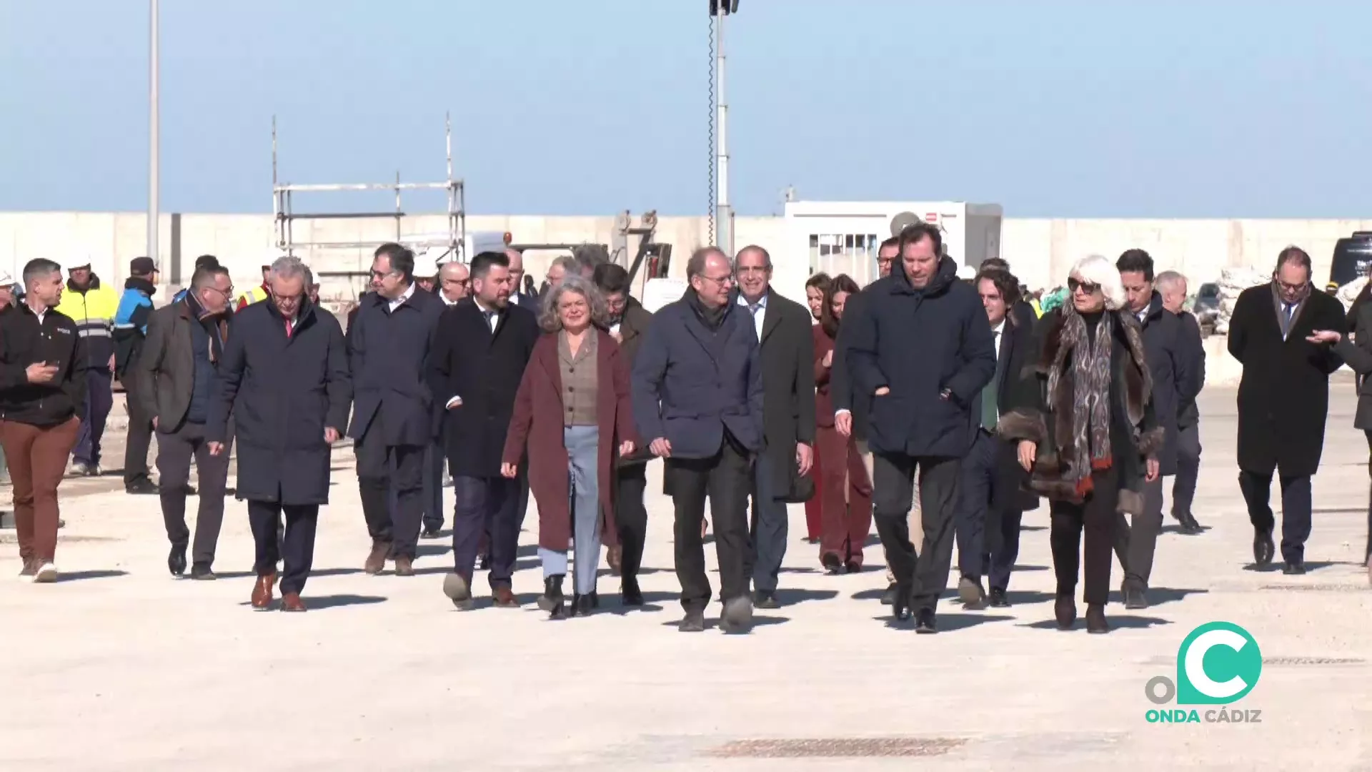 Autoridades en un momento del recorrido para comprobar la marcha de los trabajos