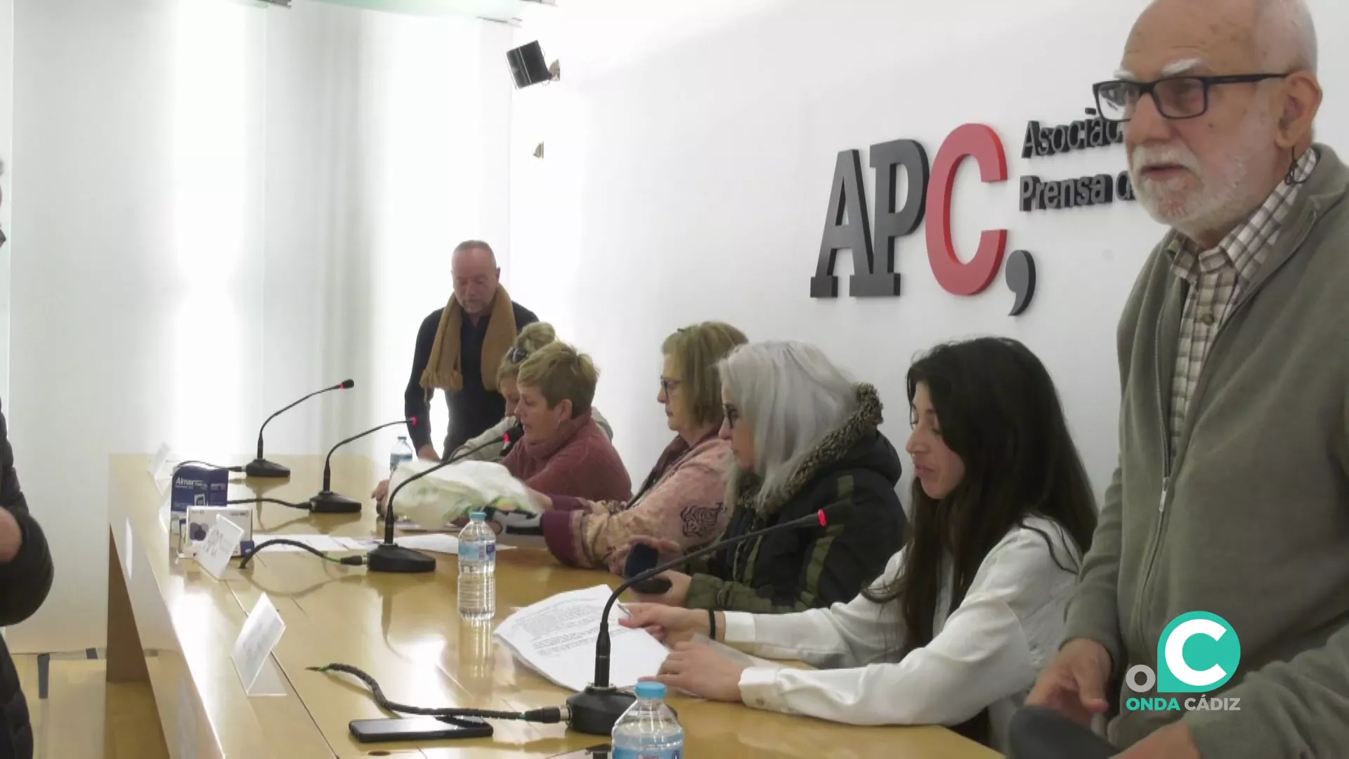 Trabajadoras de ayuda a domicilio de Cádiz exponen sus casos en la sede de la APC. 