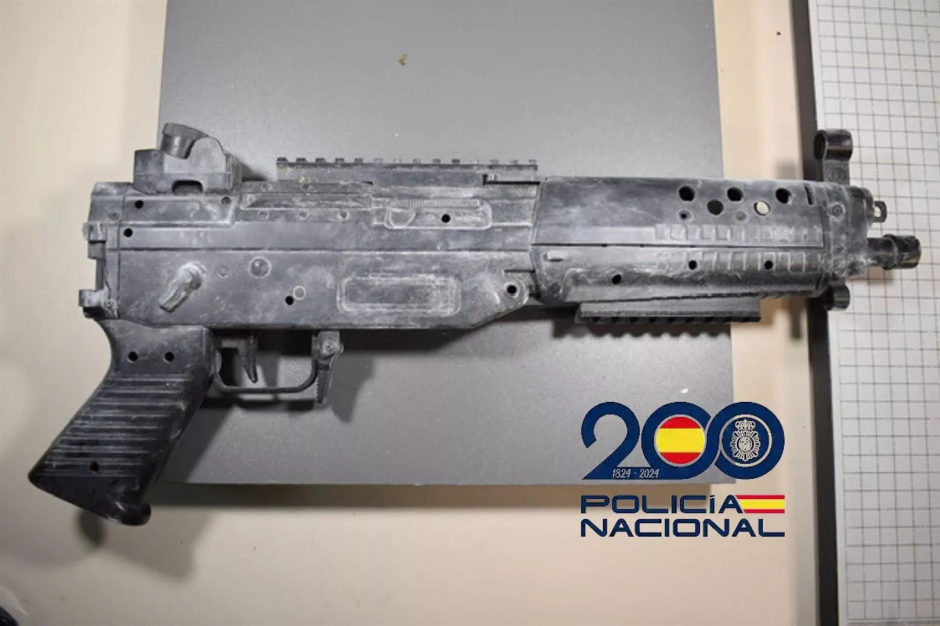 Arma simulada que se utlizó durante el asalto Arma simulada que se utlizó durante el asalto