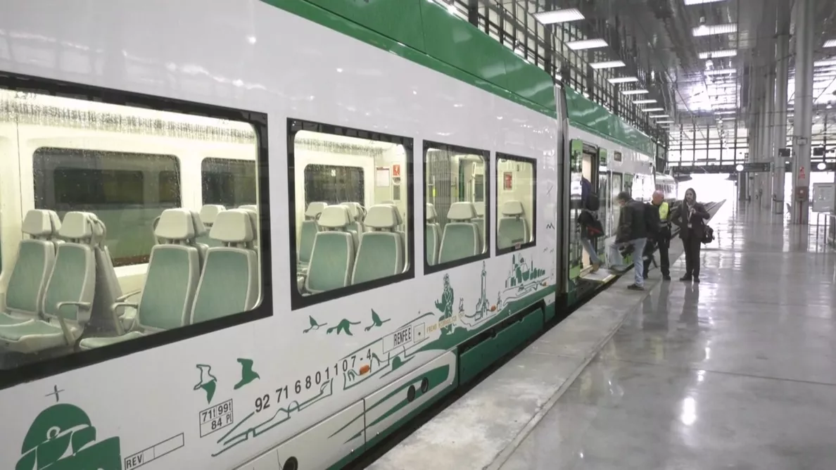 Pasajeros acceden a los vagones en la estación de Cádiz Pasajeros acceden a los vagones en la estación de Cádiz
