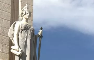 Detalle de una escultura alegórica del monumento de las Cortes de Cádiz en la capital gaditana