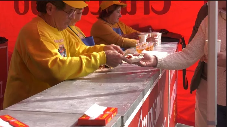 Junto a la Erizada, la Ostionada es uno de los actos gastronómicos más asentados en el pre carnaval de Cádiz